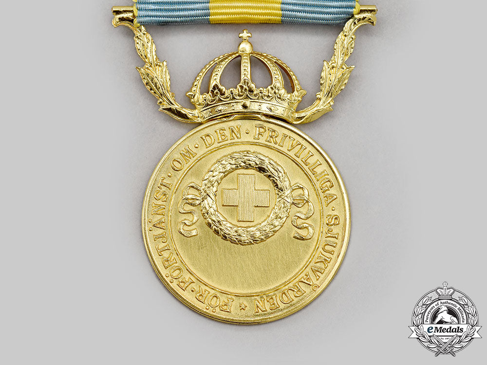 sweden,_kingdom._a_red_cross_merit_medal_for_voluntary_health_care_for_men,_i_class_gold_grade_l22_mnc0678_238_1_1