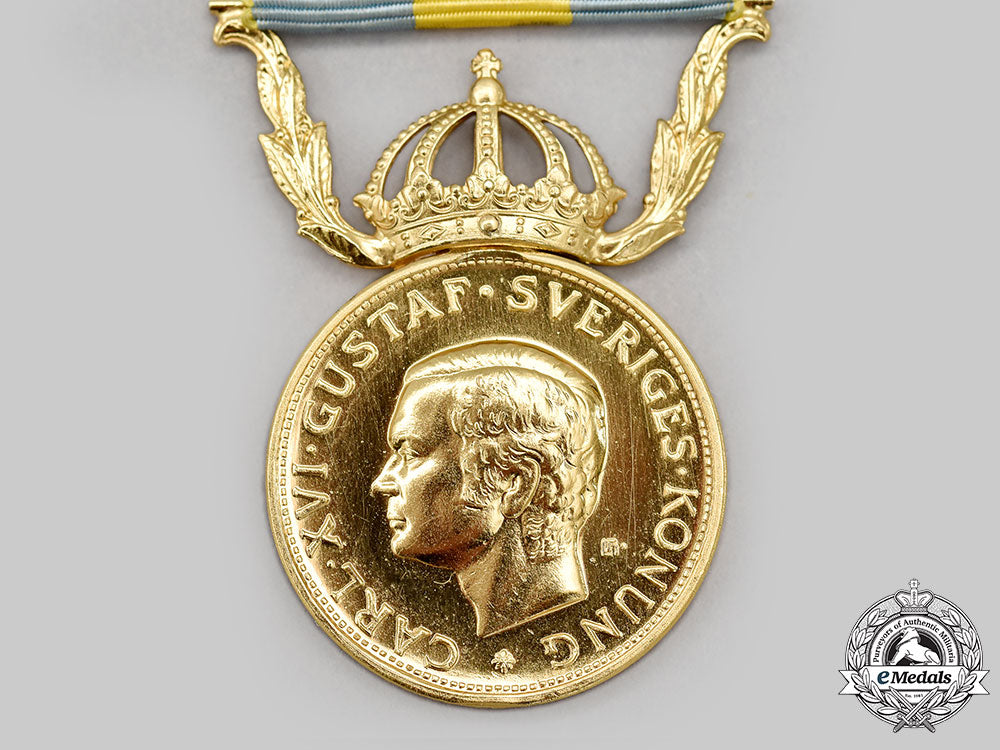sweden,_kingdom._a_red_cross_merit_medal_for_voluntary_health_care_for_men,_i_class_gold_grade_l22_mnc0683_242_1_1