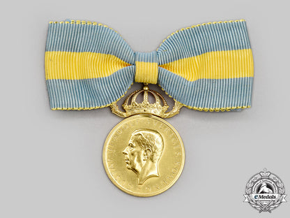 sweden,_kingdom._a_red_cross_merit_medal_for_voluntary_health_care_for_ladies,_i_class_gold_grade_l22_mnc0685_243_1
