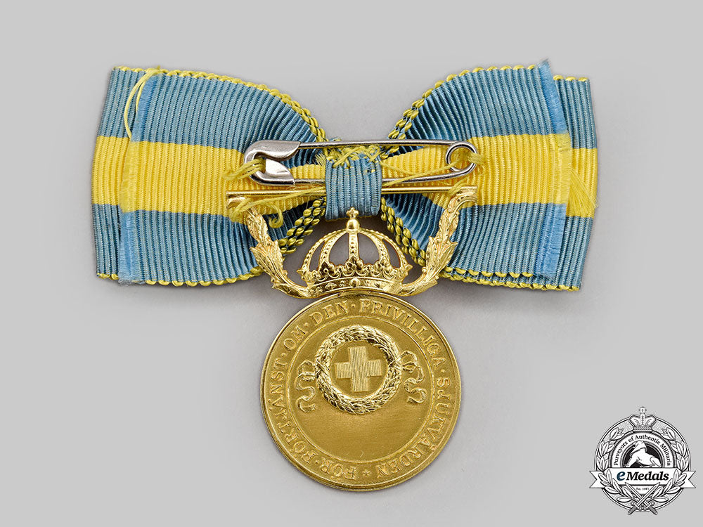 sweden,_kingdom._a_red_cross_merit_medal_for_voluntary_health_care_for_ladies,_i_class_gold_grade_l22_mnc0686_244_1