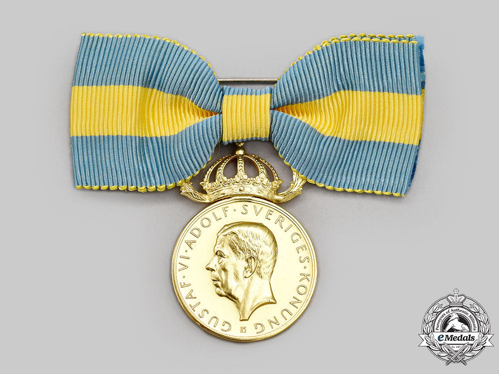 sweden,_kingdom._a_red_cross_merit_medal_for_voluntary_health_care_for_ladies,_i_class_gold_grade_l22_mnc0702_253_1