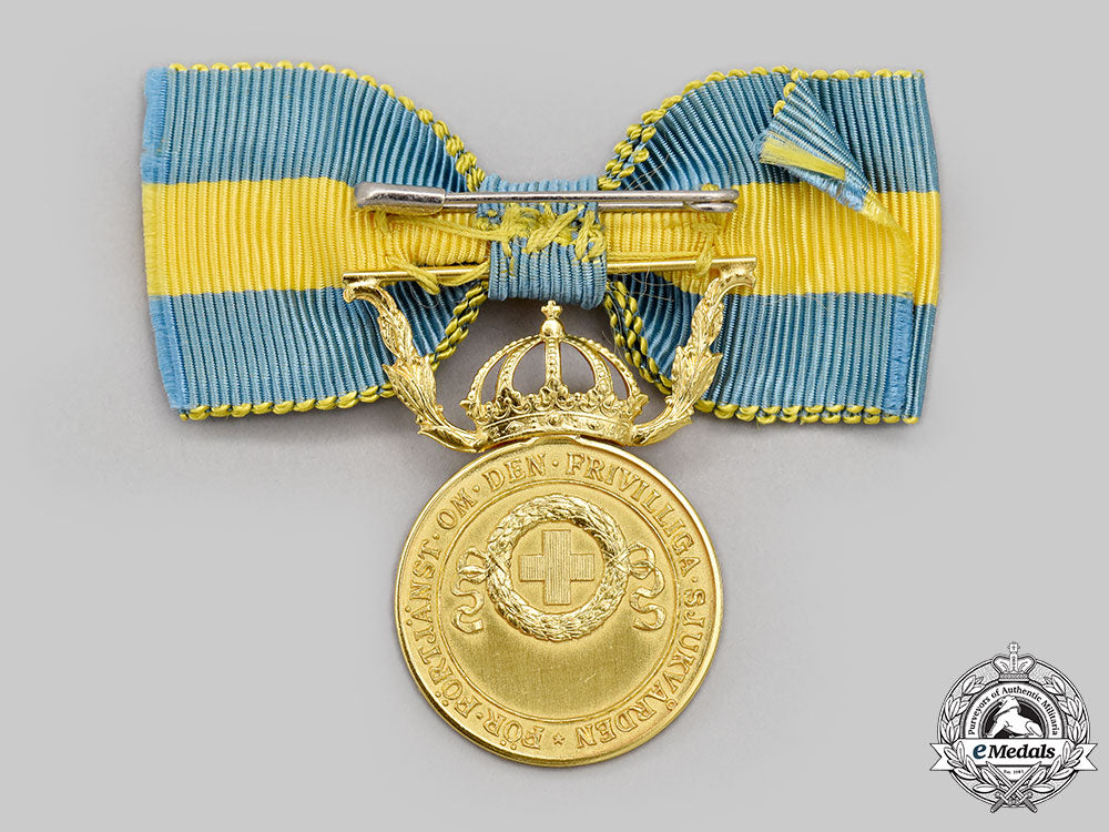 sweden,_kingdom._a_red_cross_merit_medal_for_voluntary_health_care_for_ladies,_i_class_gold_grade_l22_mnc0703_254_1
