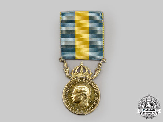 sweden,_kingdom._a_red_cross_merit_medal_for_voluntary_health_care_for_men,_i_class_gold_grade_l22_mnc0707_255_1_1