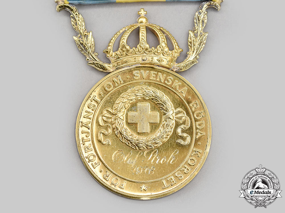 sweden,_kingdom._a_red_cross_merit_medal_for_voluntary_health_care_for_men,_i_class_gold_grade_l22_mnc0709_257_1_1