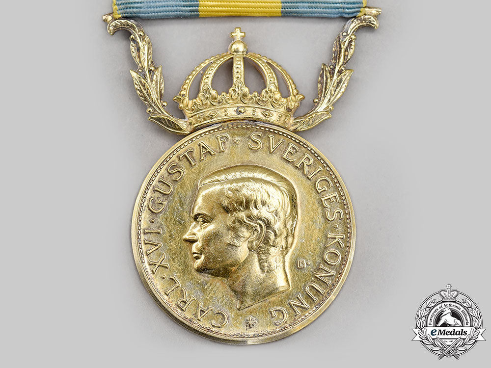 sweden,_kingdom._a_red_cross_merit_medal_for_voluntary_health_care_for_men,_i_class_gold_grade_l22_mnc0710_258_1_1