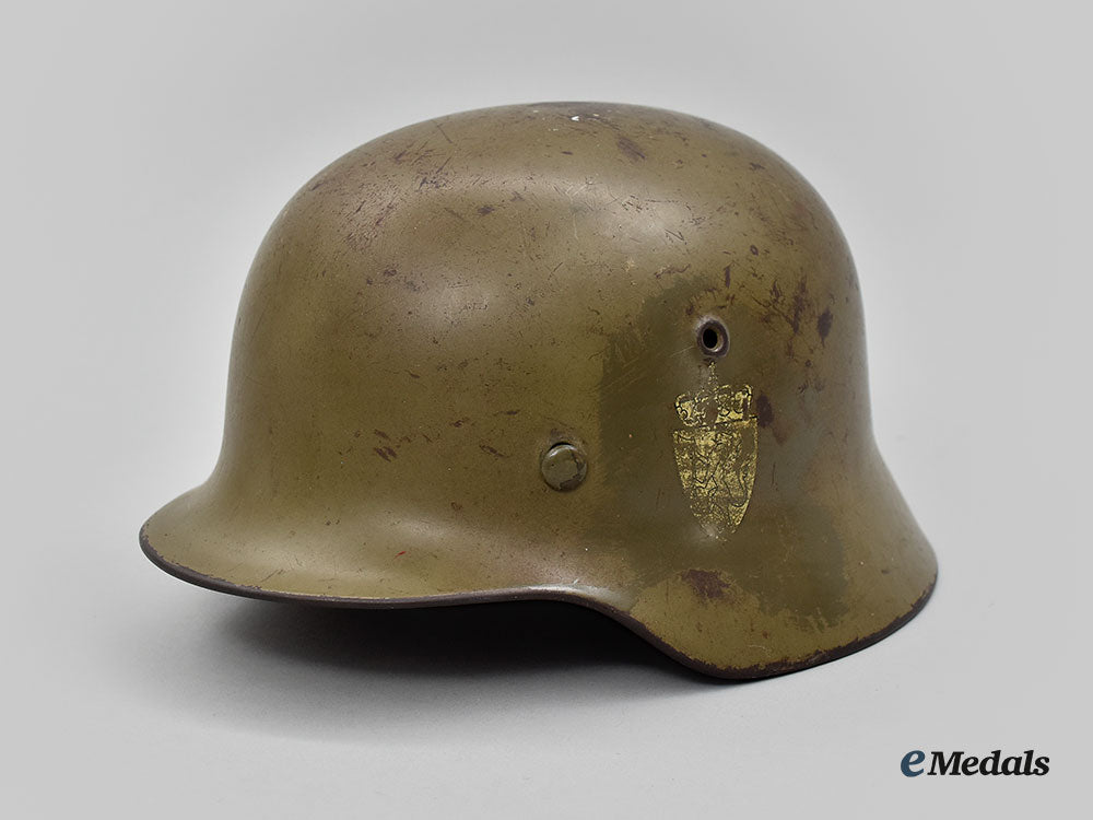 norway,_kingdom._a_repurposed_m40_steel_helmet,_by_eisenhüttenwerk_thale_l22_mnc0733_979_1