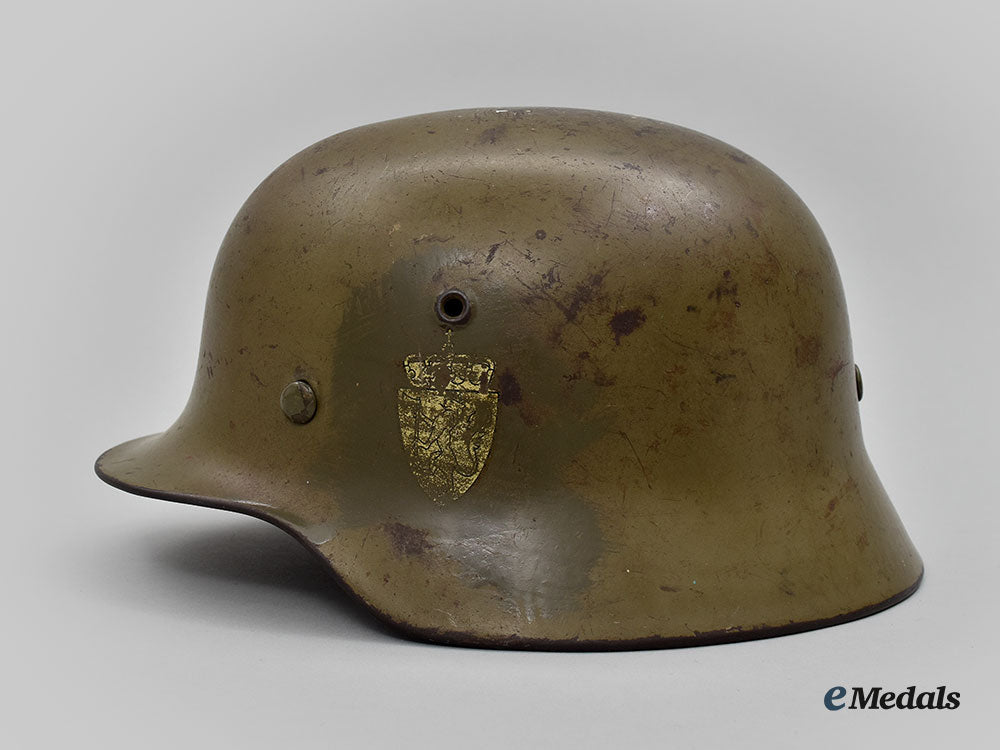 norway,_kingdom._a_repurposed_m40_steel_helmet,_by_eisenhüttenwerk_thale_l22_mnc0740_984_1
