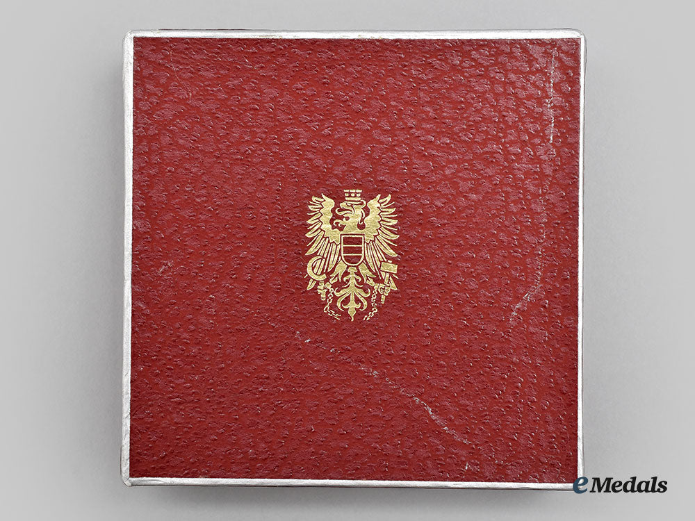 austria,_republic._an_innsbruck1964_olympic_medal,_silver_medal_in_case_l22_mnc0908_818_1