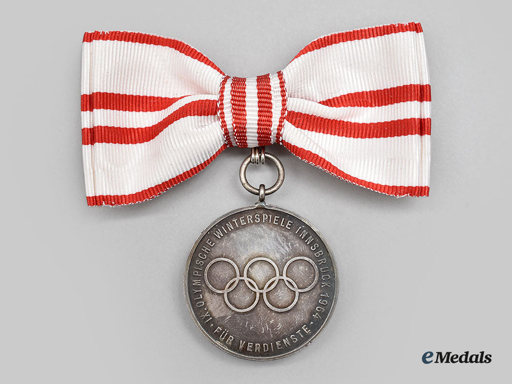 austria,_republic._an_innsbruck1964_olympic_medal,_silver_medal_in_case_l22_mnc0912_821_1