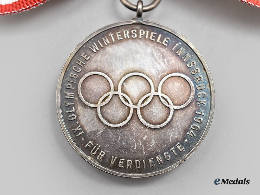 austria,_republic._an_innsbruck1964_olympic_medal,_silver_medal_in_case_l22_mnc0915_822_1