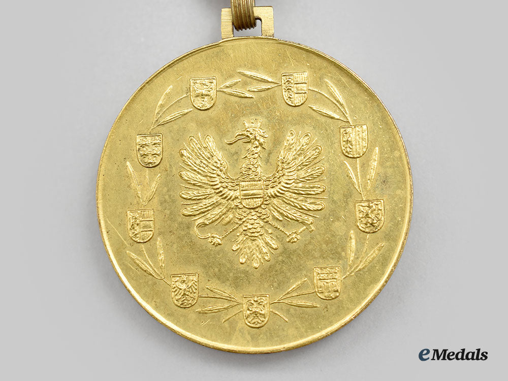 austria,_republic._a_decoration_of_honour_for_services_to_the_republic_of_austria,_large_gold_medal_l22_mnc0924_826_1