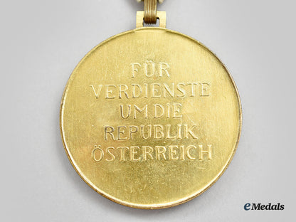austria,_republic._a_decoration_of_honour_for_services_to_the_republic_of_austria,_large_gold_medal_l22_mnc0929_828_1