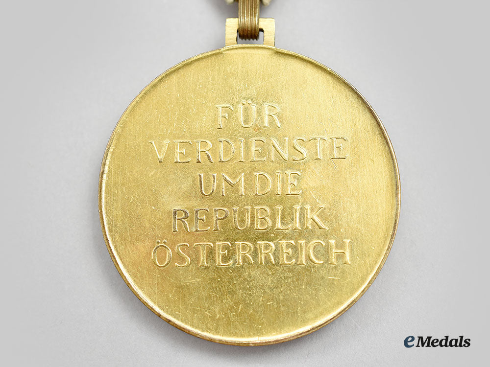 austria,_republic._a_decoration_of_honour_for_services_to_the_republic_of_austria,_large_gold_medal_l22_mnc0929_828_1