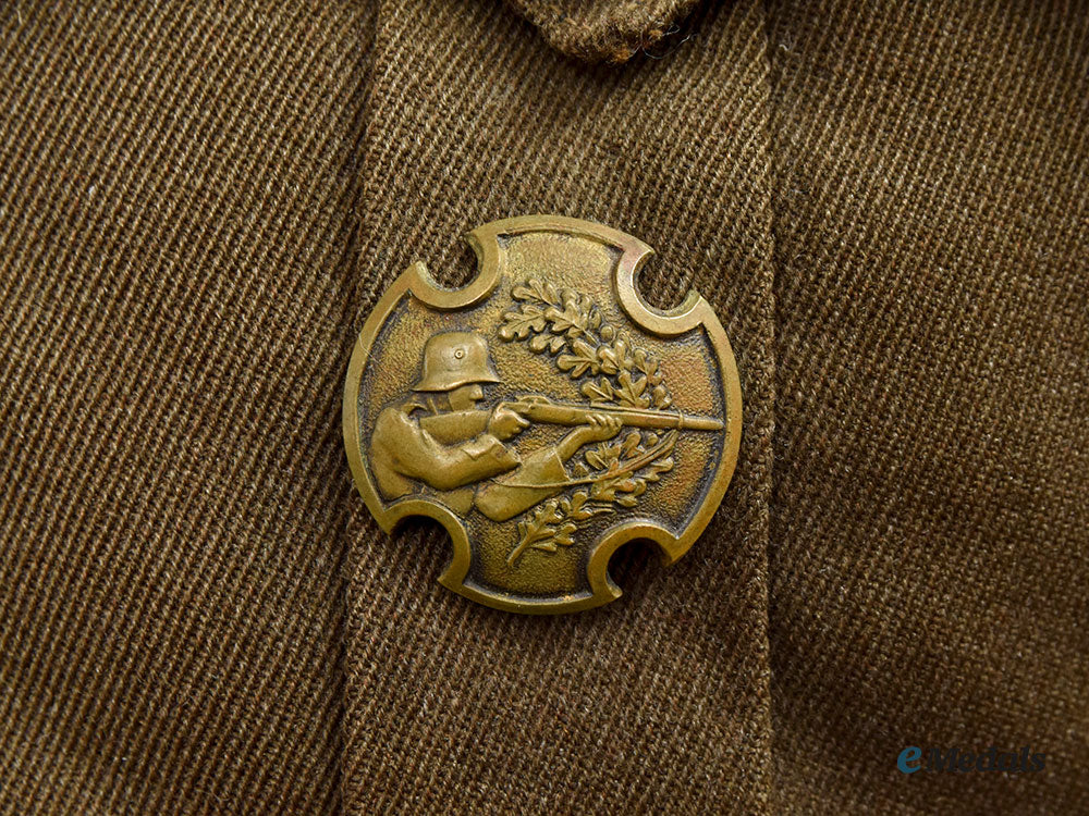 latvia,_republic._a_national_armed_force(_latvijas_nacionālie_bruņotie_spēki)_sergeants_tunic_l22_mnc1105_057_1