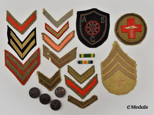 united_states._fourteen_first_war_aef_insignia,_two_ribbon_bars_and_four_collar_disks_l22_mnc1261_050
