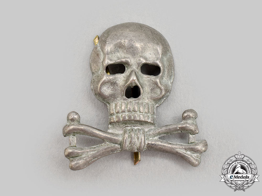 germany,_heer._a_braunschweig_totenkopf_traditional_cap_badge,_kavallerie-_regiment13_l22_mnc1357_210