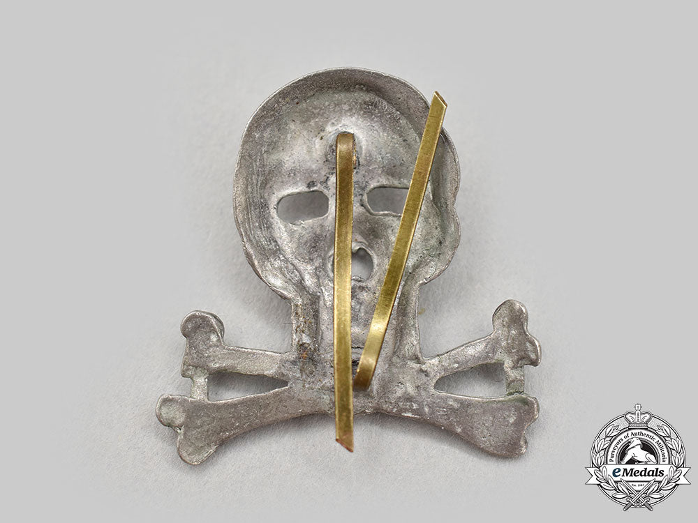 germany,_heer._a_braunschweig_totenkopf_traditional_cap_badge,_kavallerie-_regiment13_l22_mnc1359_211