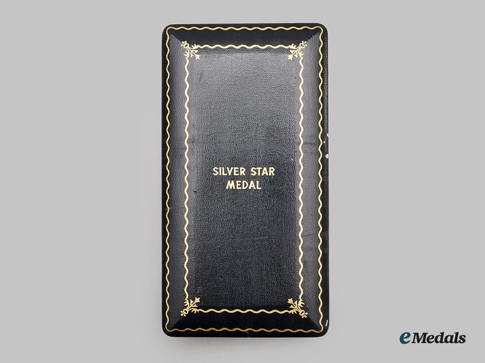 united_states._a_silver_star_with_case,_c.1945_l22_mnc1470_321_1