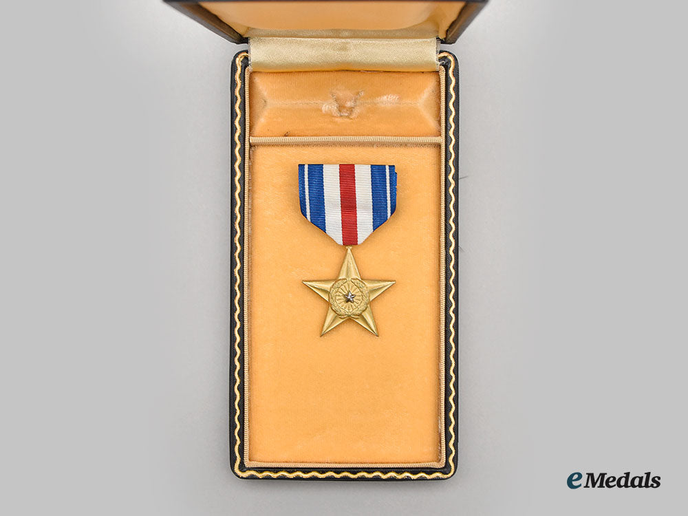 united_states._a_silver_star_with_case,_c.1945_l22_mnc1471_322_1
