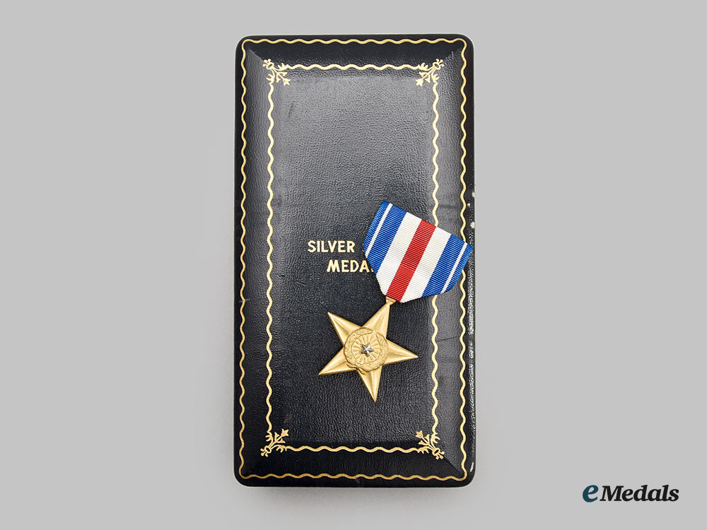 united_states._a_silver_star_with_case,_c.1945_l22_mnc1472_323_1