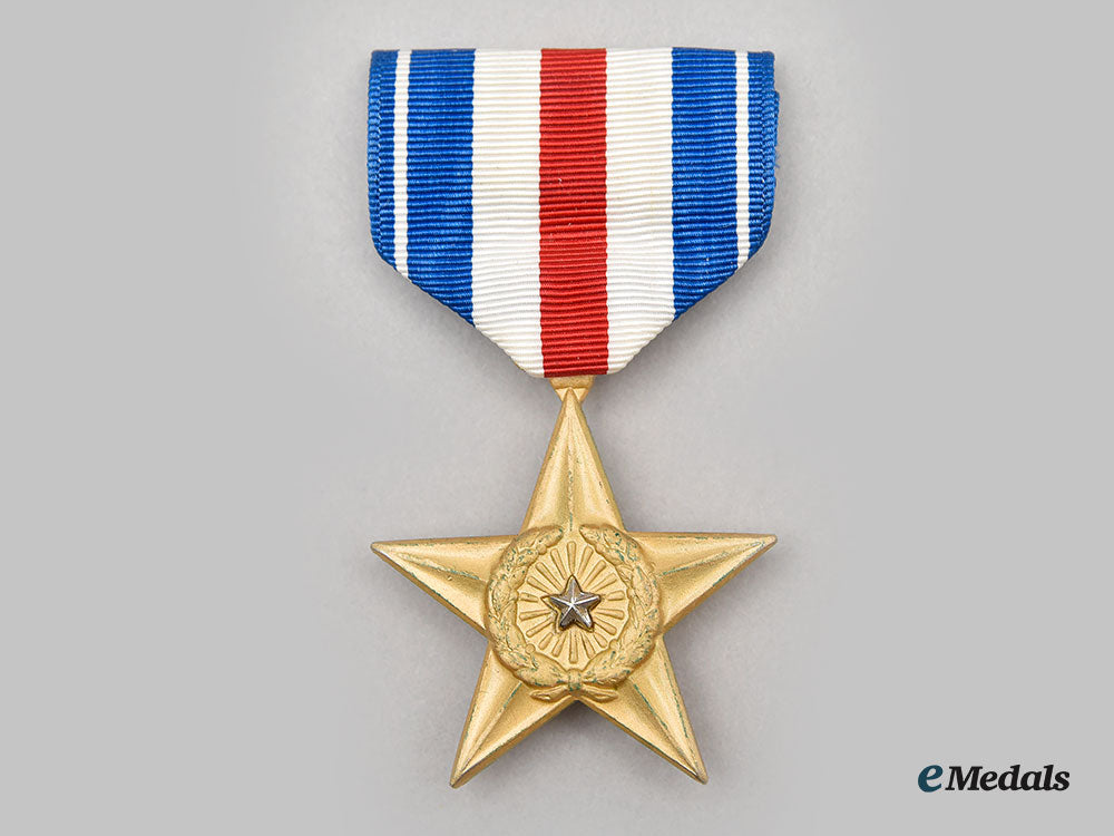 united_states._a_silver_star_with_case,_c.1945_l22_mnc1473_324_1