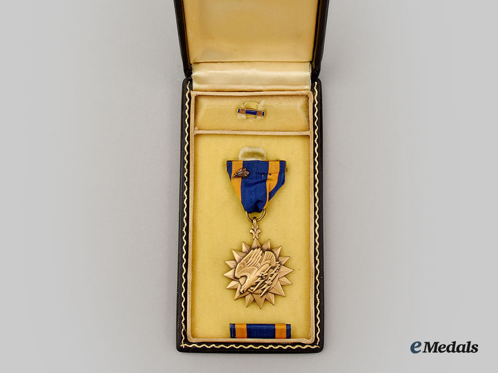 united_states._a_dfc&_air_medal_group,_killed_while_on_a_courier_mission_in_new_guinea,_on_july28,1944_l22_mnc1478_098_1