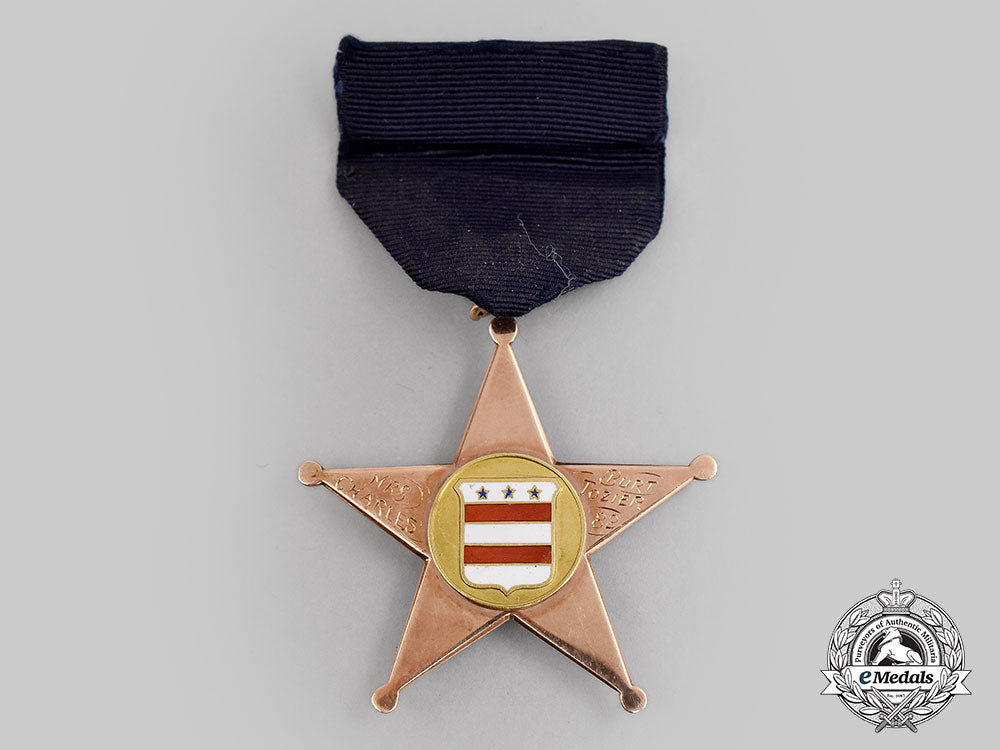 united_states._a_national_mary_washington_memorial_association_badge_in_gold_to_mrs._charles_burt_tozier_l22_mnc1543_112_1