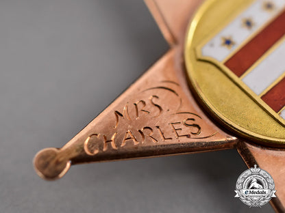 united_states._a_national_mary_washington_memorial_association_badge_in_gold_to_mrs._charles_burt_tozier_l22_mnc1550_116_1