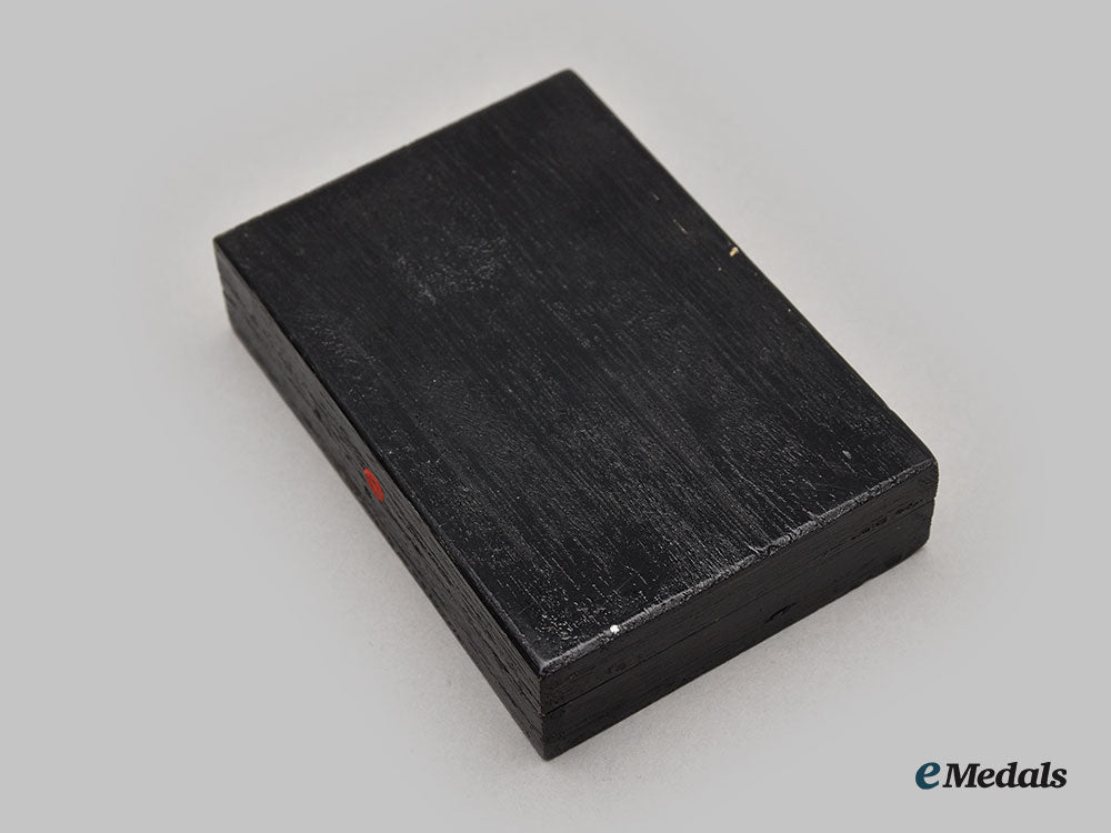 japan,_empire._a_lot_of_medals&_decoration_cases_l22_mnc1628_415_1