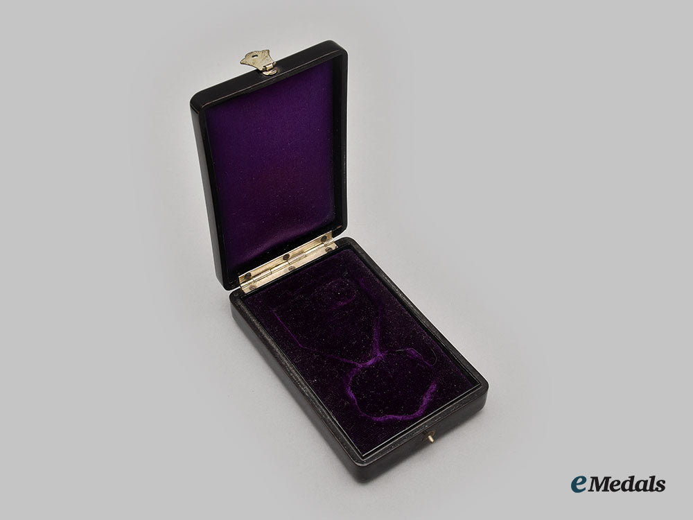 japan,_empire._a_lot_of_medals&_decoration_cases_l22_mnc1631_418_1