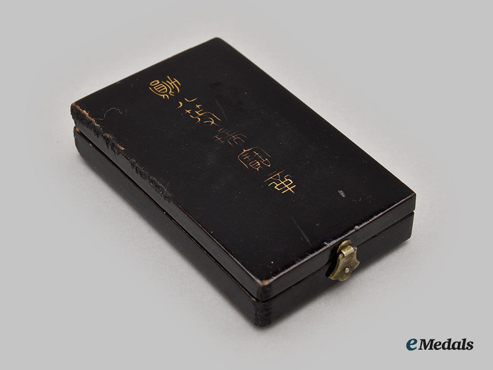 japan,_empire._a_lot_of_medals&_decoration_cases_l22_mnc1634_421_1