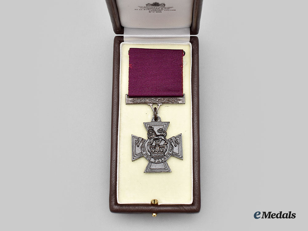 united_kingdom._a_limited_edition_replica_victoria_cross_by_hancocks&_co._of_london,_number445_of1352_l22_mnc1636_180_1