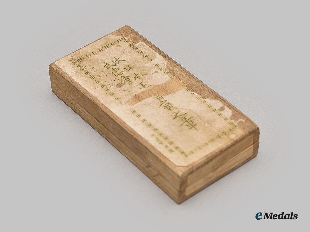 japan,_empire._a_lot_of_medals&_decoration_cases_l22_mnc1636_423_1