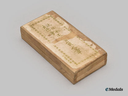 japan,_empire._a_lot_of_medals&_decoration_cases_l22_mnc1636_423_1