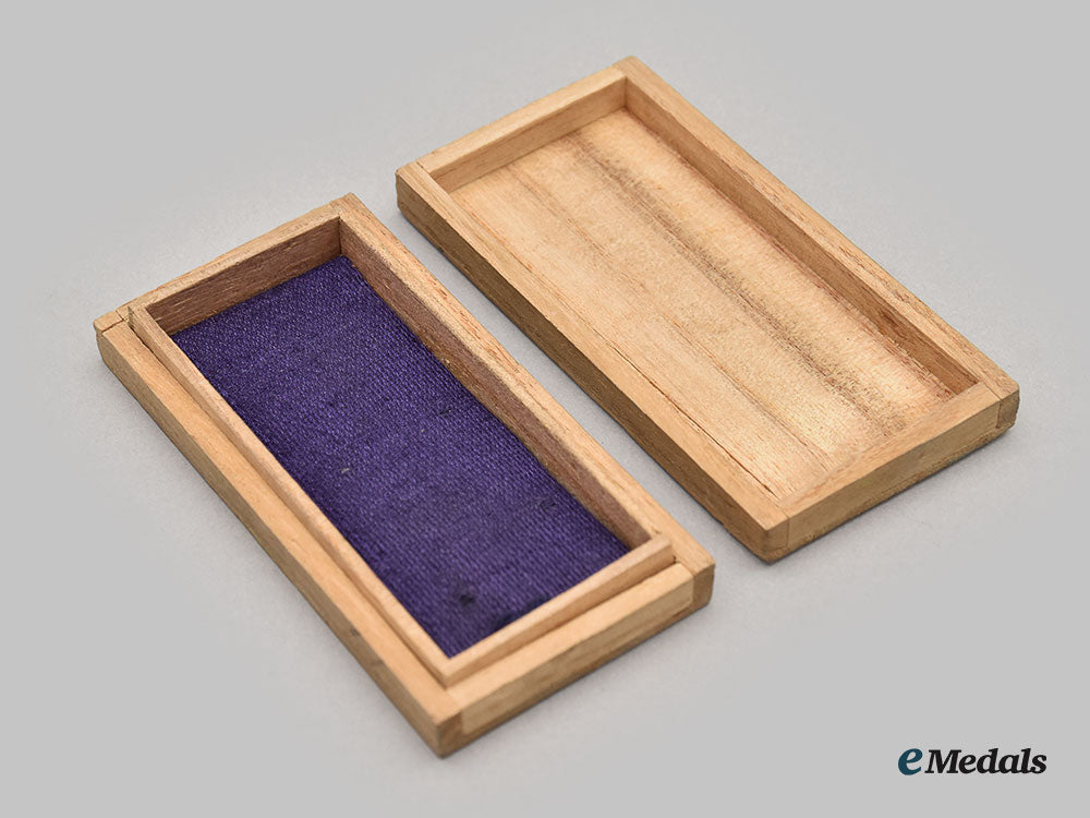 japan,_empire._a_lot_of_medals&_decoration_cases_l22_mnc1637_424_1