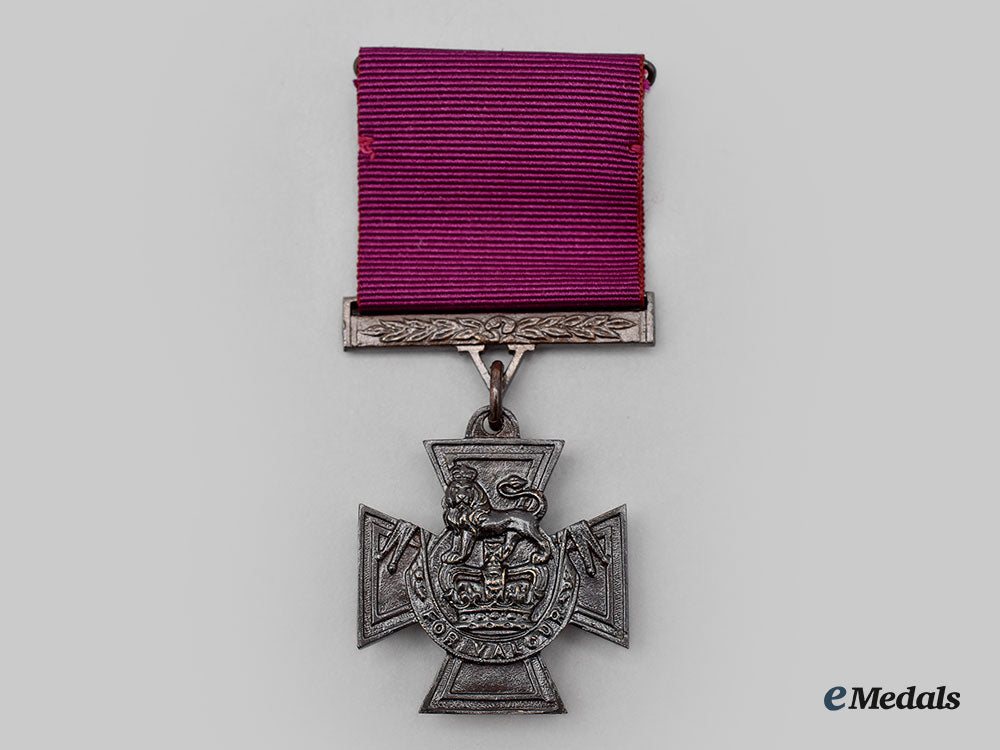 united_kingdom._a_limited_edition_replica_victoria_cross_by_hancocks&_co._of_london,_number445_of1352_l22_mnc1639_183_1