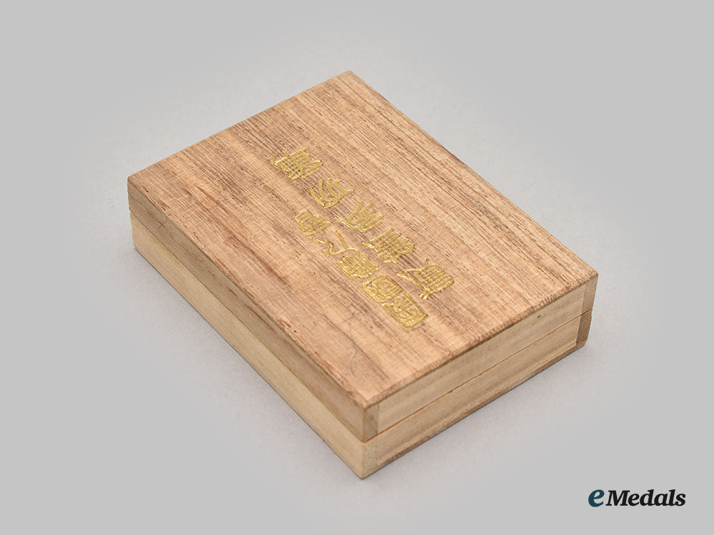 japan,_empire._a_lot_of_medals&_decoration_cases_l22_mnc1640_425_1