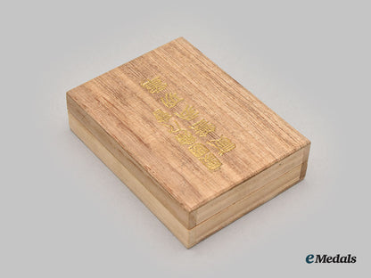 japan,_empire._a_lot_of_medals&_decoration_cases_l22_mnc1640_425_1