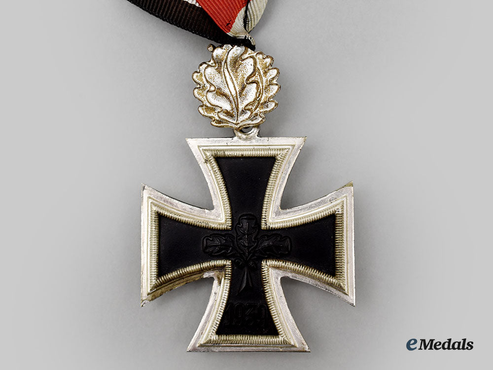 germany,_federal_republic._a_knight’s_cross_of_the_iron_cross_with_oak_leaves_and_case,1957_version_l22_mnc1677_201_1