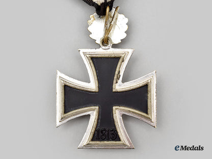 germany,_federal_republic._a_knight’s_cross_of_the_iron_cross_with_oak_leaves_and_case,1957_version_l22_mnc1682_203_1