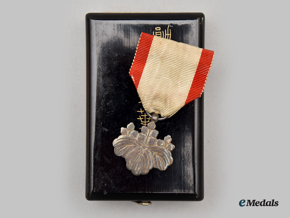 japan,_empire._a_large_lot_of_the_order_of_the_rising_sun_l22_mnc1710_559_1