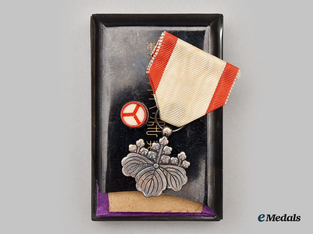 japan,_empire._a_large_lot_of_the_order_of_the_rising_sun_l22_mnc1723_562_1