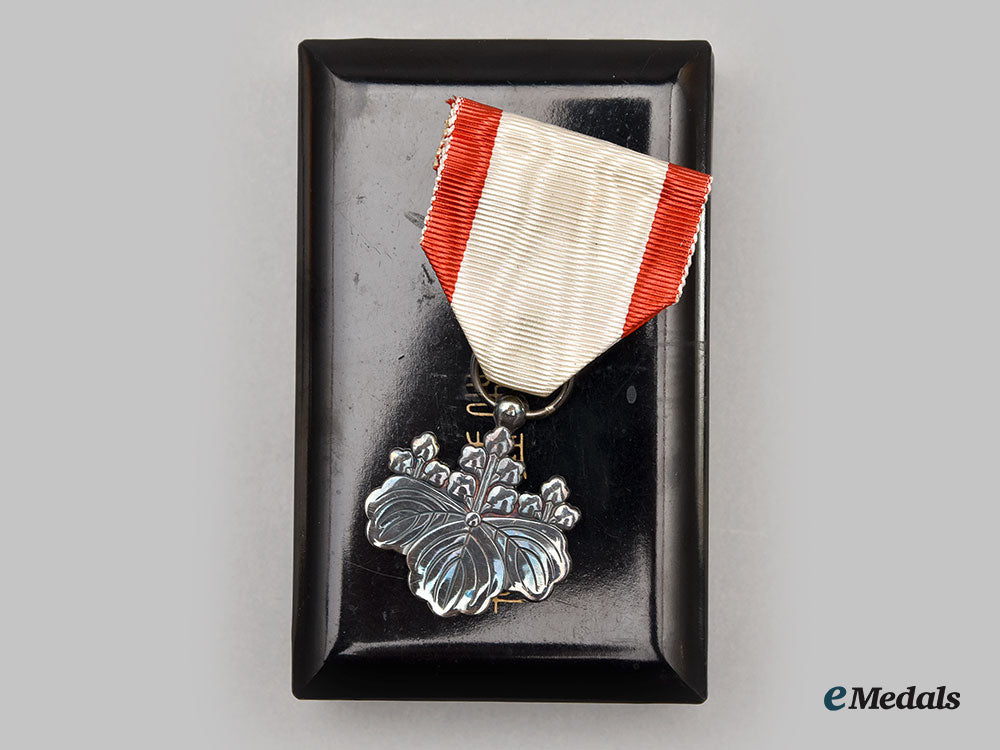 japan,_empire._a_large_lot_of_the_order_of_the_rising_sun_l22_mnc1727_563_1