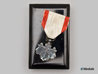 japan,_empire._a_large_lot_of_the_order_of_the_rising_sun_l22_mnc1727_563_1