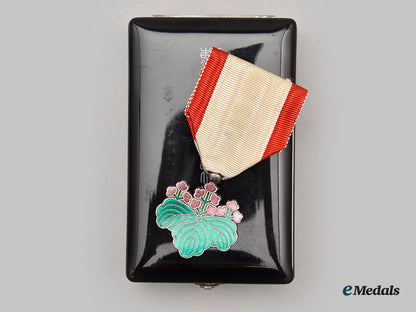 japan,_empire._a_large_lot_of_the_order_of_the_rising_sun_l22_mnc1735_565_1