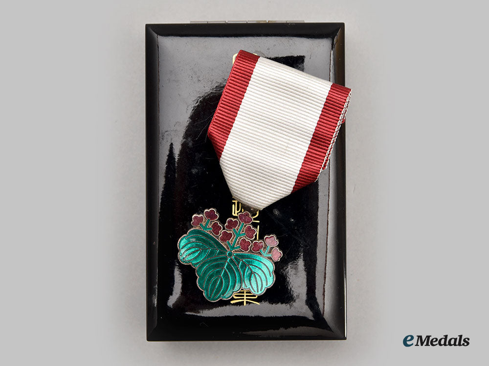 japan,_empire._a_large_lot_of_the_order_of_the_rising_sun_l22_mnc1739_566_1