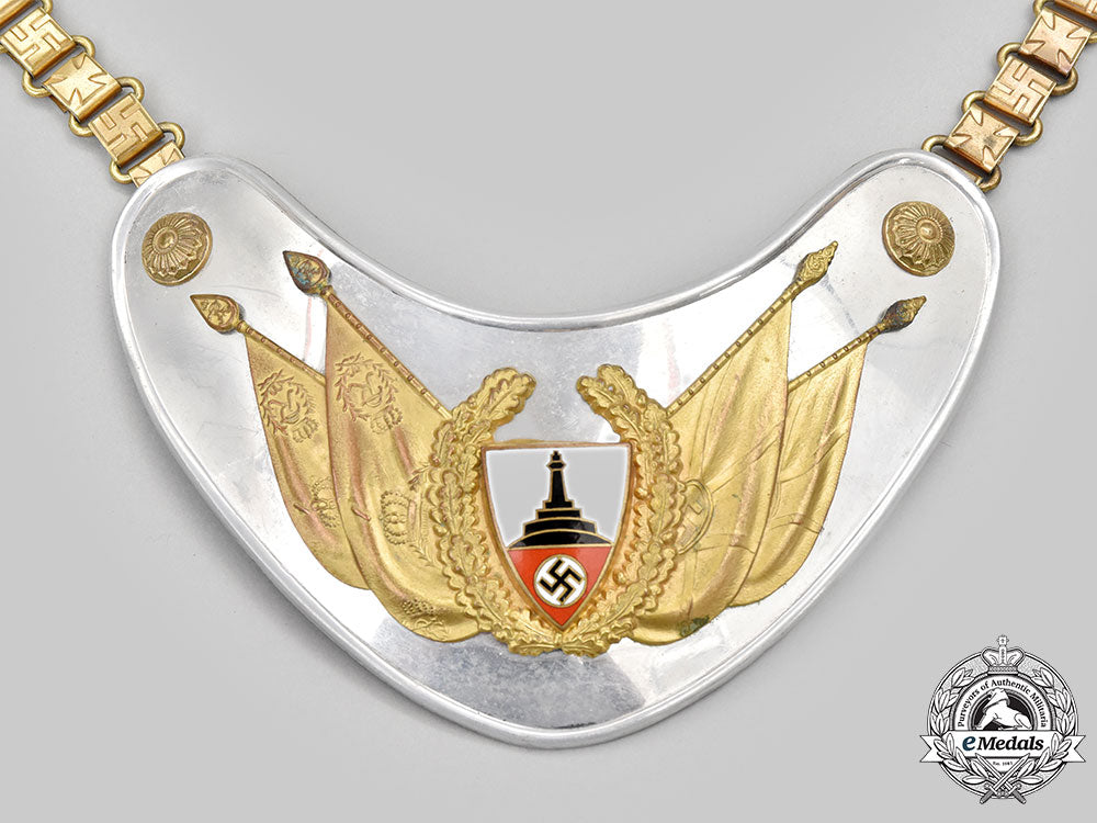 germany,_nsrkb._a_national_socialist_reich_warriors_association_league-_kyffhäuser_flag_bearer’s_gorget,_with_case_l22_mnc1791_901_1_1