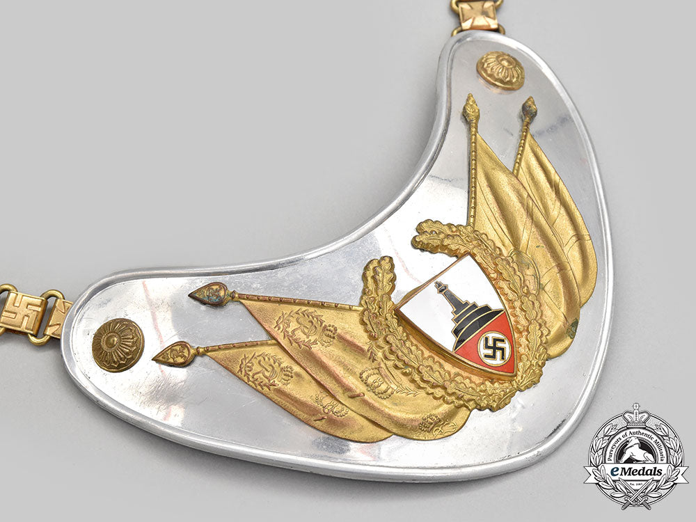 germany,_nsrkb._a_national_socialist_reich_warriors_association_league-_kyffhäuser_flag_bearer’s_gorget,_with_case_l22_mnc1792_902_1_1