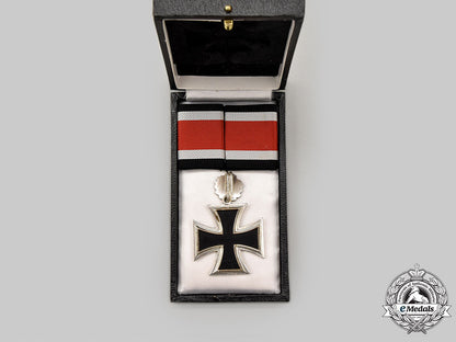 germany,_federal_republic._a_knight’s_cross_of_the_iron_cross_with_oak_leaves,1957_version,_with_case_l22_mnc1829_799_1