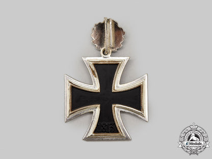 germany,_federal_republic._a_knight’s_cross_of_the_iron_cross_with_oak_leaves,1957_version,_with_case_l22_mnc1835_802_1